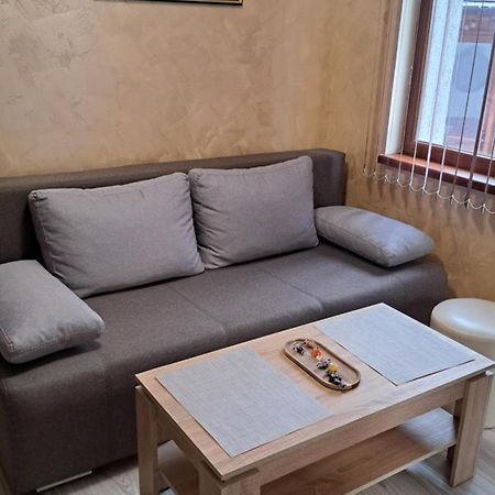 Къща Под Наем-Нощувки Tâgovişte Exterior foto